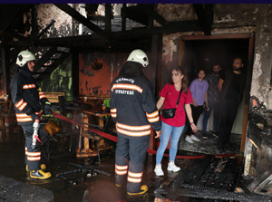 Trabzon'da çatı katındaki kafede çıkan yangın söndürüldü