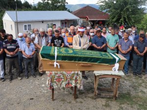 Bakan Karaismailoğlu, Selde Hayatını Kaybeden Yaşlı Adamın Tabutunu Sırtladı