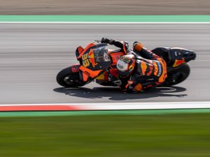 Brad Binder Islak Zeminde Kuru Lastiklerle Yarış Kazandı