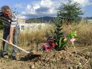 Toprağı Kazıp Kendini Diri Diri Gömdü