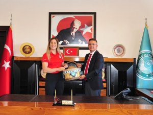 Şampiyon Güreşçi Yasemin Adar’dan Rektör Prof. Dr. İ̇lter Kuş’a Ziyaret