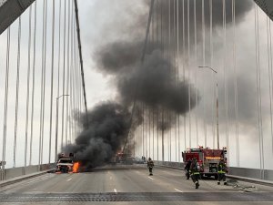 Abd’deki San Francisco-oakland Körfez Köprüsü Üzerinde Kamyon Yangını