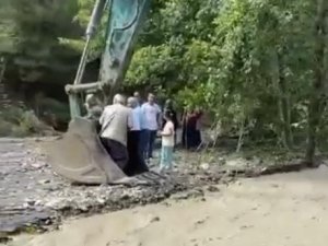 Çayın Karşısına Geçmeye İsteyen Vatandaşları Kepçe Taşıdı