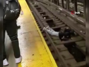 New York Metrosunda Raylara Düşen Yolcu Son Anda Kurtarıldı