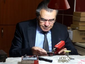 Yarım Asırdır Takım Elbiseyle Televizyon Tamir Ediyor