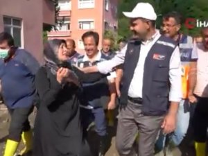Sel Mağduru Kadın Bakan Kurum’a Sarılarak Ağladı: "Allah Devletimize Zeval Vermesin"
