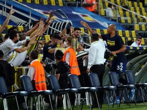 Fenerbahçeli Futbolculardan Taraftara Tişört