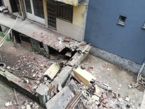 Artvin’de Şiddetli Rüzgar Bir Apartmanın Bacasının Yıkılmasına Sebep Oldu