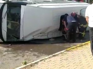 Servis Minibüsü İle Otomobil Çarpıştı: 9 Yaralı