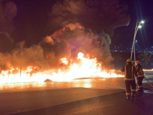 Suudi Arabistan’da Akaryakıt Tankerinde Çıkan Yangın 10 Araca Sıçradı