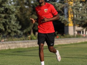 Bernard Mensah Koşulara Başladı