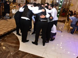 Evlilik Sorusuna Arkadaşlarına Danışarak Cevap Veren Damat Güldürdü