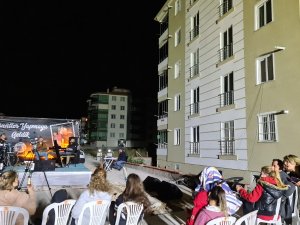 Korona Virüse Yakalanan Müzisyen, Evinin Balkonundan Konser Verdi