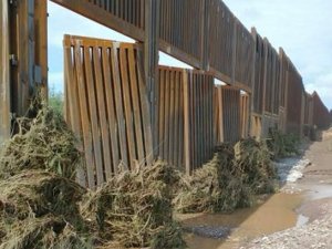 Trump’ın Milyarlarca Dolarlık Meksika Duvarı Çöktü