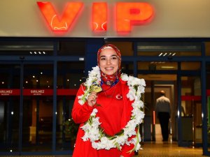 Avrupa Şampiyonu Karateci Keyda Nur Çolak’a Havalimanında Coşkulu Karşılama