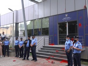 Kadın Cinayetleri Protestosunda Başbakanlık Binasına Kırmızı Boya Atıldı