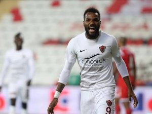 Aaron Boupendza Resmen Al-arabi’de