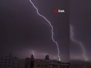 Mekke Saat Kulesi’ne Yıldırım Düştü
