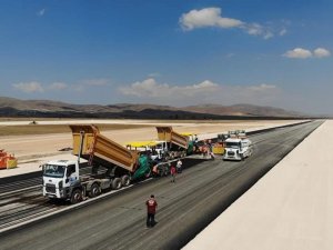 Gümüşhane-Bayburt Havaalanında Pistin Asfaltlama İşlemine Başlandı