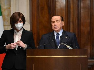 Eski İ̇talya Başbakanı Berlusconi Hastaneye Kaldırıldı