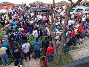 Meksika Devlet Başkanı Obrador, Aracının Etrafını Saran Göstericiler İle Görüşmeyi Kabul Etti