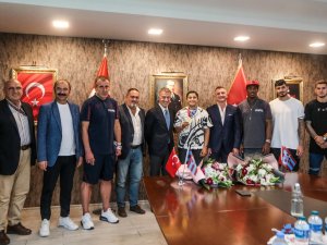 Ahmet Ağaoğlu: "Busenaz Sürmeneli Gururumuz Oldu"