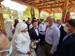 Bakan Soylu, Sel Bölgesinde Yolunun Üzerindeki Uzman Çavuşun Düğününe Katıldı