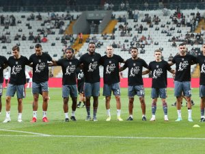 Beşiktaş Isınmaya 30 Ağustos Tişörtleriyle Çıktı
