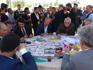 Aşiret Düğününde Damada 3,4 Milyon Tl, Geline İse Kilolarca Altın Takıldı