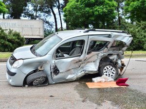 Lüks Otomobil Hafif Ticari Araca Çarptı: 2 Ölü