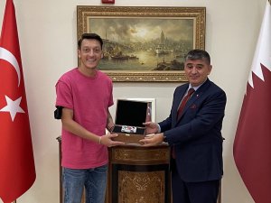 Mesut Özil, Doha Büyükelçisi Göksu’yu Ziyaret Etti