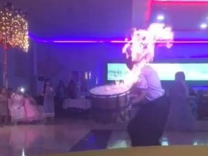 Davulcu, Şov Uğruna Az Kalsın Kendini Yakıyordu