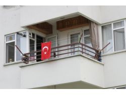 Işid’den Kurtulan Polis Balkonuna Türk Bayrağı Astı