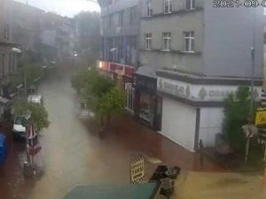 Caddeler Göle Döndü, Dükkanlar Sular İçerisinde Kaldı