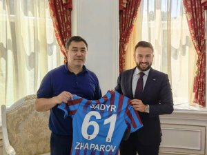 Kırgızistan Devlet Başkanı’na Trabzonspor Forması