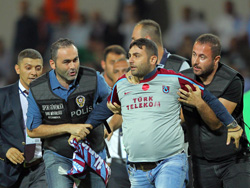 Trabzonspor - İstanbul Başakşehirspor Maçında Saha Karıştı