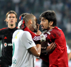 Bursaspor-Beşiktaş Maçının Ardından Saha Karıştı