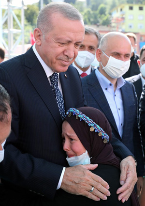 Cumhurbaşkanı Erdoğan’ın Yanına Geçebilmek İçin Göz Yaşlarını Tutamadı