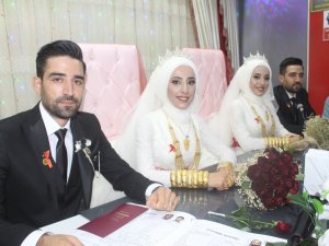 İ̇kiz Erkek Kardeş, İkiz Kız Kardeş İle Aynı Düğünde Evlendi