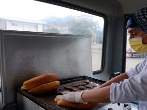 Fedakar Anne Hasta Oğlunun Tedavi Masrafları İçin Minibüste Köfte Satıyor