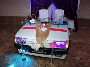 Otomobilin Ön Tarafını Kesti Gelin Damat Masası Yaptı