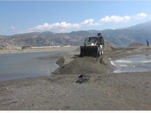 Asi Nehrinin Akdeniz İle Buluştuğu Alanda Petrol Önlemi