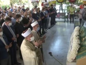 Korona Virüse Yenilen İ̇zmirli İş Adamı Selim Yaşar Defnedildi