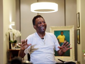 Futbol Efsanesi Pele, Kalın Bağırsağındaki Tümör Nedeniyle Ameliyat Oldu