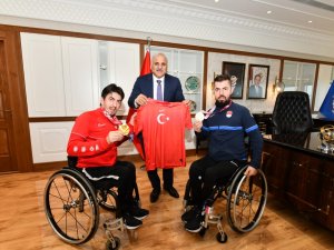 Başkan Zorluoğlu Şampiyon Kardeşleri Ağırladı