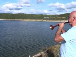 Mahalleli Rahatsız Olmasın Diye 3 Yıldır Baraj Kenarında Zurna Çalıyor