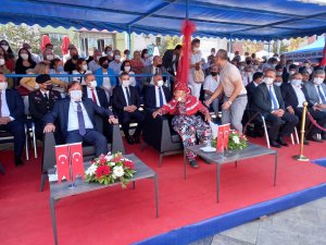 Sahneye Çıkan Büyükşehir Belediye Başkanı’nın Koltuğuna Oturan Yaşlı Kadını Güçlükle İkna Ettiler