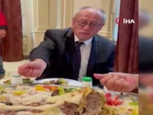 Suudi Arabistan’da Vali, Japonya Büyükelçisi Fumio’ya Eliyle Pilav Yemeyi Öğretti