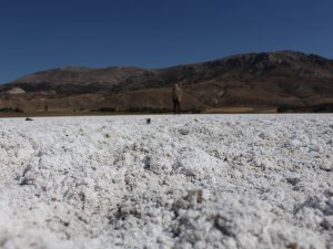 Kuruyan Gölde Oluşan Tuz Tabakası Kış Manzarası Oluşturdu