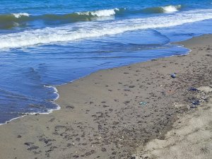 Samandağ’da Petrol Atıklarının Temizliği 7 Gündür Sürüyor